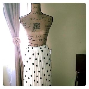 POLKA-DOT BLACK AND WHITE PLEATED SKIRT
